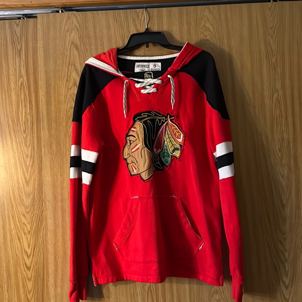 Men’s Blackhawk’s sweatshirt